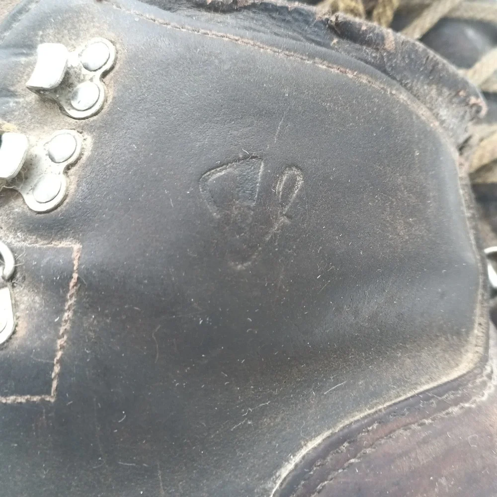 Vintage Vasque Mountaineering Hiking Boots Brown Leather Vibram Sole Mens 9.5 M